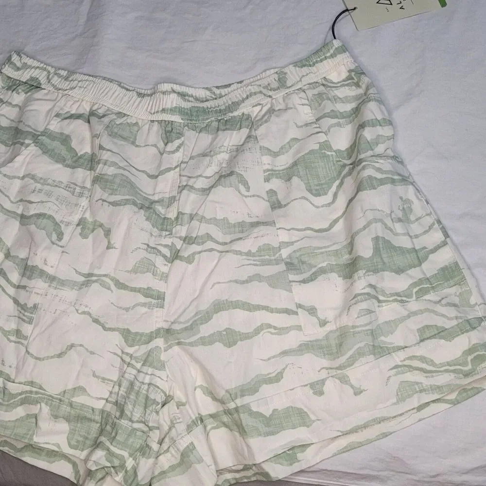 NWT Alpine‎ Design Shorts  Green Design SPF 30 Size Large Elastic Waist